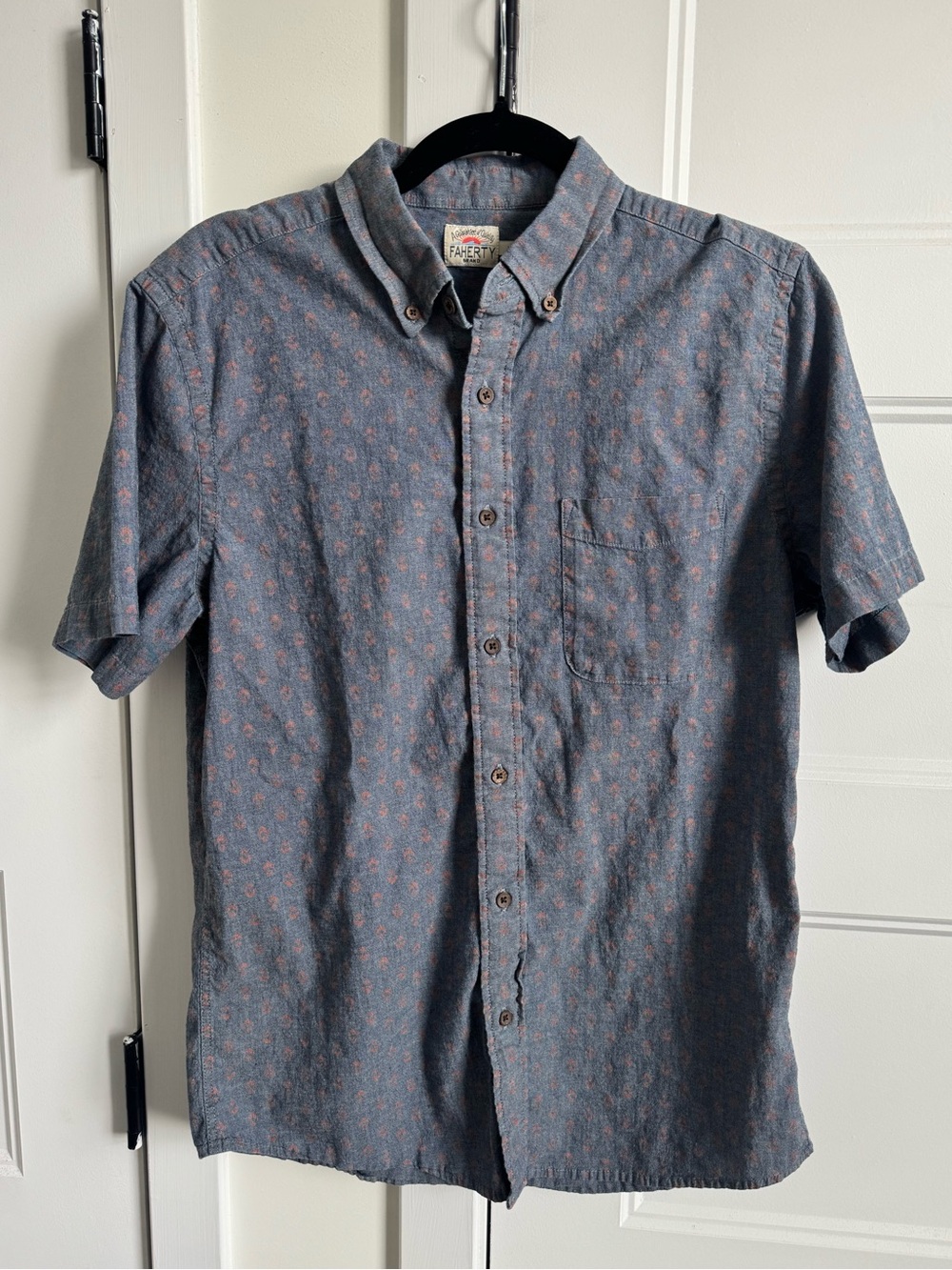Faherty Short Sleeve Stretch Playa Men’s Button Down Shirt in Indigo Dye Red Geo